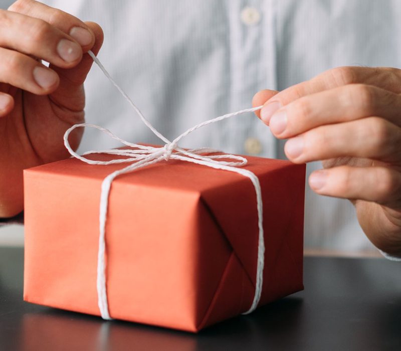 6 practical tips to select the perfect corporate gift for your clients